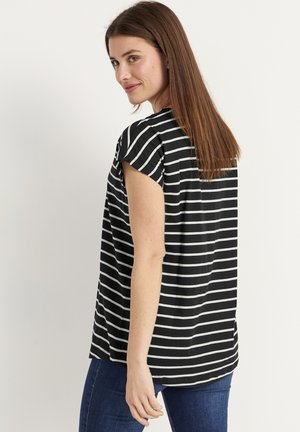 Zwart-wit gestreept shirt met korte mouwen, ontspannen pasvorm, soepele textuur en een afgeronde zoom, gecombineerd met blauwe jeans.