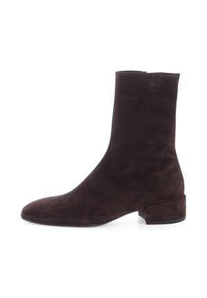 Dunkelbrauner Wildleder-Stiefelette mit niedrigem Blockabsatz und rundem Zehenbereich auf weißem Hintergrund.