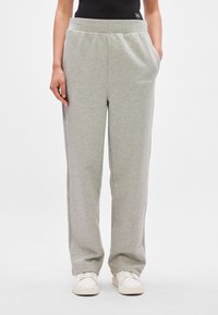 Szare dresy wykonane z miękkiego materiału o luźnym kroju, z elastycznym pasem i bocznymi kieszeniami, oznaczone logo Calvin Klein.