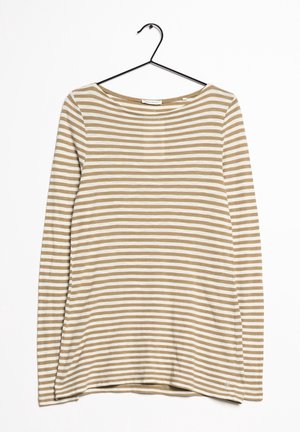 Top de manga larga con un patrón de rayas horizontales en beige y crema, escote redondeado, tejido suave y abertura lateral en el bajo.