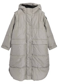 Abrigo acolchado gris claro con capucha, de forma rectangular, con dos bolsillos frontales y detalles de costura, con un forro interior negro.