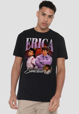 Mann trägt schwarzes T-Shirt mit drei Bildern von Erica Sinclair aus Stranger Things und ihrem Namen in großen lila-weißen Buchstaben.