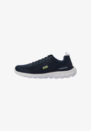 Tumesinine spordijalanõu valge tallaga, paeltega disain, külje peal "Jack & Jones" logo ja kontsa lähedal "Cushion-Air" tekst.
