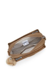 Borsetta Kipling con cerniera, tessuto marrone chiaro, forma rettangolare con due scomparti, caratterizzata da un charm peloso attaccato alla cerniera.
