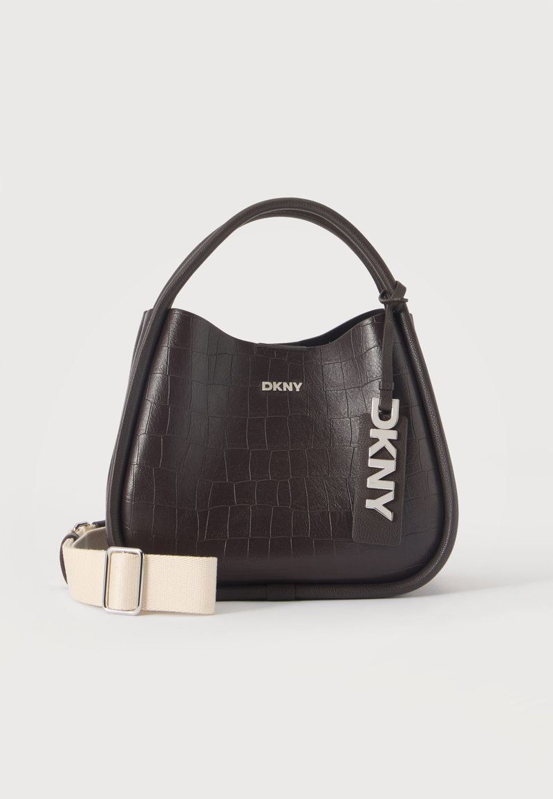Σκούρα καφέ τσάντα DKNY με ανάγλυφο σχέδιο κροκό, χειρολαβή στην κορυφή, ασημένιο μπρελόκ με το λογότυπο και αφαιρούμενο, ρυθμιζόμενο μπεζ ιμάντα για τον ώμο.