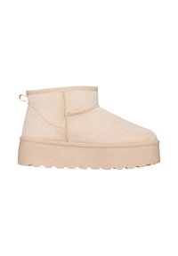 Botas tobilleras beige de suave material de ante, con banda elástica en la parte superior y suela de plataforma gruesa y texturizada. Tirador en el talón para facilitar su uso.