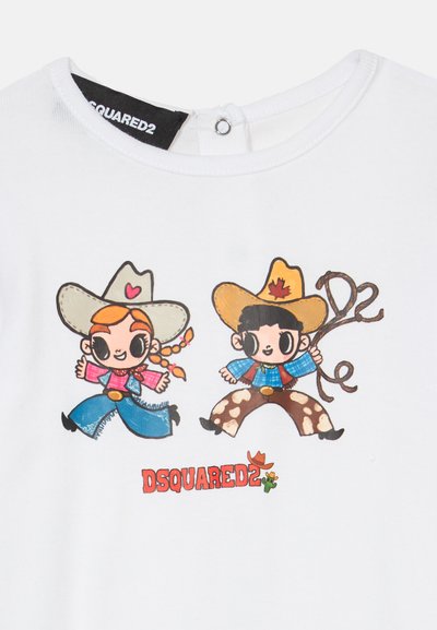 Deux cow-boys de dessin animé, une fille et un garçon, tous deux souriants et courant. Texte "DSQUARED2" en dessous avec un petit cactus et un chapeau.
