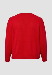 Rood gebreide trui met een losse pasvorm, brede boothals en geribbelde boorden en zoom. Gladde textuur, lange mouwen, schoudernaden laten hangen.