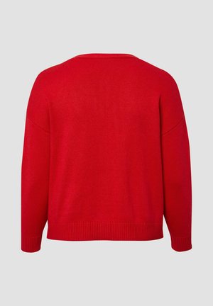 Czerwony sweter dziany o luźnym kroju, szerokim dekolcie w kształcie łódki oraz ściągaczach na mankietach i dole. Gładka faktura, długie rękawy, opuszczone szwy na ramionach.