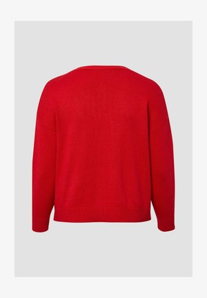 Czerwony sweter dziany o luźnym kroju, szerokim dekolcie w kształcie łódki oraz ściągaczach na mankietach i dole. Gładka faktura, długie rękawy, opuszczone szwy na ramionach.