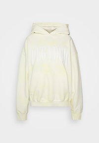 Sudadera amarilla con efecto tie-dye, bolsillo tipo canguro, destacado estampado en blanco de "PEGADOR" en el frontal, y puños y dobladillo elásticos.