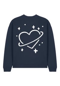 Felpa blu navy in cotone con collo a girocollo. Presenta una grafica con un cuore bianco e un anello, circondati da piccole stelle e forme.