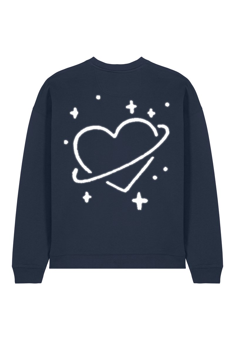 Felpa blu navy in cotone con collo a girocollo. Presenta una grafica con un cuore bianco e un anello, circondati da piccole stelle e forme.