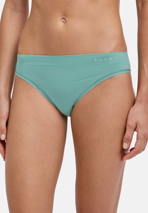 Femme portant un sous-vêtement style hipster sans couture de couleur bleu sarcelle clair avec le logo Falke sur la ceinture, visible de la taille aux cuisses.