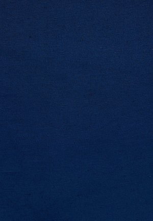 Diepblauwe stof met een subtiele ribbelstructuur, glad aanvoelend, met een egale kleur en zonder zichtbare patronen of ontwerpen.