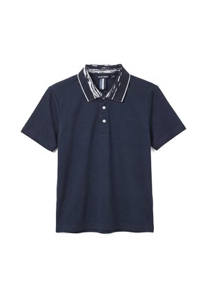 Polo bleu marine à manches courtes avec deux boutons blancs, col à motifs avec bordure blanche et logo brodé discret sur la poitrine.