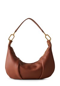 Borsa in pelle marrone con una texture liscia, forma curvata e manico decorato con catena. Nota per il suo design morbido e arricciato.
