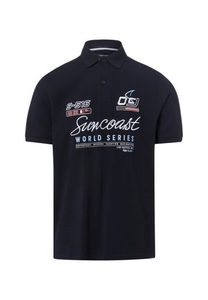 Marineblaues Polohemd mit Kragen, Knöpfen und weißem sowie rotem, nautisch inspiriertem Schriftzug "Suncoast World Series" auf der Vorderseite.