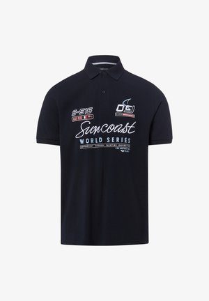 Marineblaues Polohemd mit Kragen, Knöpfen und weißem sowie rotem, nautisch inspiriertem Schriftzug "Suncoast World Series" auf der Vorderseite.