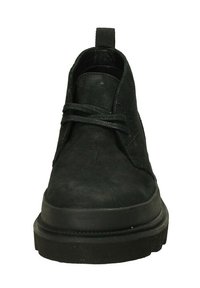 Stivaletti neri in pelle con superficie testurizzata, punta rotonda, lacci e suola in gomma spessa. Presentano un passante sul retro.