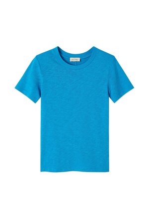Kortærmet t-shirt i lys blå, lavet af blødt stof. Har en rund halsudskæring og en glat tekstur med minimal syningsdetalje.