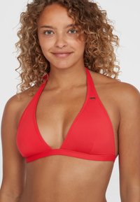 Červená bikiny s halter strihom a hlbokým trojuholníkovým výstrihom, vyrobené z hladkej tkaniny, s minimalistickým dizajnom a jemným logom.