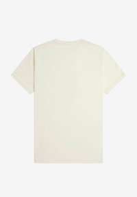 Camiseta de algodón color crema con mangas cortas, cuello redondo y un diseño sencillo. No hay patrones ni adornos visibles.