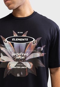 Redefined Rebel WILLIAM TEE BOXY FIT GOTS - Print T-shirt - black