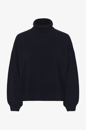 Mørkeblå rullekravepullover lavet af blødt strikket stof. Har en afslappet pasform, sænkede skuldre samt ribstrikkede manchetter og kant. Ensfarvet design.