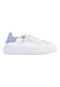 Sneaker bianca in pelle con suola in gomma testurizzata, accenti a contrasto in tonalità pastello blu e viola, chiusura con lacci e dettaglio con zip laterale.