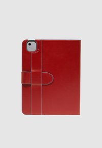 Rode leren tablethoes met een gladde textuur, ontworpen met een veilige sluiting en blauw accentstiksel, voorzien van een uitsparing voor de camera.