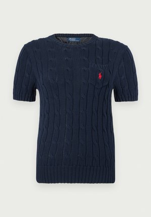 Marineblå kortærmet sweater med kabelstrikdesign, rund halsudskæring og lille brystlomme. Har rødt logoaccent på lommen.