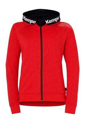 Rød hættetrøje med lynlås, sort inderhætte og "Kempa" branding i hvid på hættens kant, med lange ærmer og tætsiddende design.