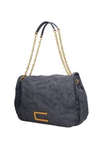 Sac en suédine gris avec motif matelassé, anses en chaîne dorée et accent en métal doré. Le sac présente une forme structurée avec un détail de logo.