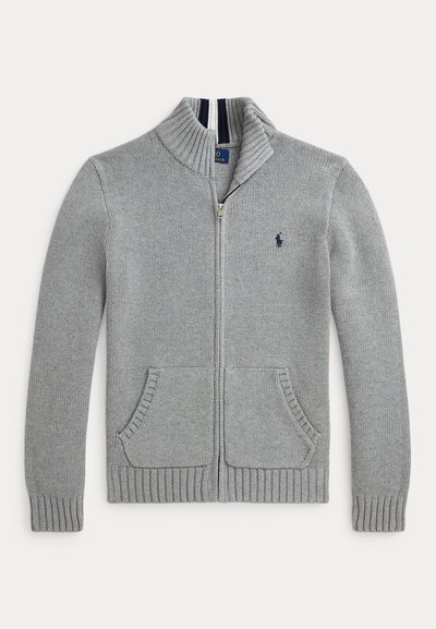 Hellgrauer gestrickter Reißverschluss-Pullover mit hohem Kragen, zwei Vordertaschen, gerippten Bündchen und Saum sowie kleinem dunkelblauem Logo auf der Brust.