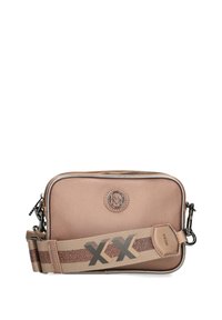 Borsa a tracolla sintetica marrone con dettagli testurizzati, chiusura con zip, patch del logo e tracolla in tessuto con dettagli metallici e stampati.