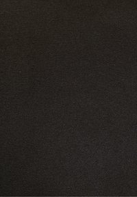 Zwarte stof met een gladde textuur en een lichte glans, met een uniform geweven patroon, geschikt voor kleding of bekleding.