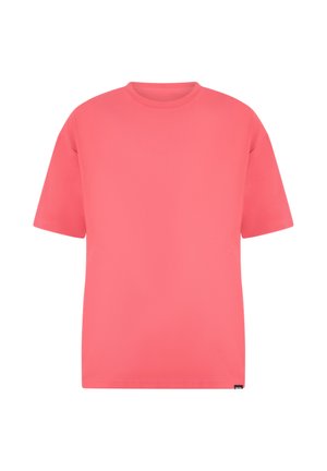 Korallenfarbenes T-Shirt mit kurzen Ärmeln aus weichem Stoff; verfügt über einen Rundhalsausschnitt, eine lockere Passform und minimale Nahtdetails.