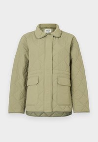 Πουπουλένιο μπουφάν σε ελιά πράσινο χρώμα με γιακά, μεγάλες μπροστινές τσέπες και ευθύ κόψιμο. Διακοσμημένο με μοτίβα σε σχήμα διαμαντιού και αντίθετες λεπτομέρειες.