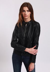 Unselected, black
