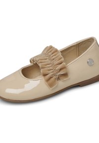 Beżowe lakierowane baleriny z plisowanym welurowym kokardą i małym detalem logo, z okrągłym noskiem i niską brązową podeszwą.