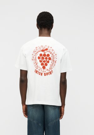 BROKE UNION - Trükipildiga T-särk - white