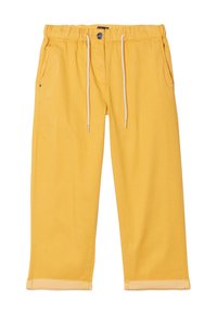 Gele katoenen broek met een elastische tailleband, trekkoord en opgerolde mouwen. Bevat zijzakken en een knoopsluiting aan de voorkant.
