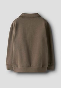 Rjava kratka jakna s ovratnikom, rebrastimi manšetami in spodnjim robom. Iz mehke tkanine z gladko teksturo, z minimalnimi detajli.