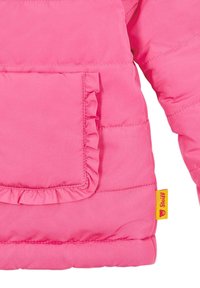 Rosa Pufferjacke mit einer gerafften Tasche, glatter Textur und sichtbaren Nähten. Enthält ein gelbes Etikett mit einem Bärenlogo.