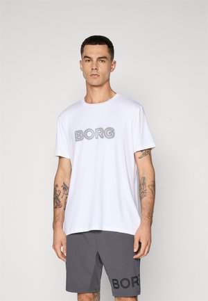 Weißes T-Shirt mit kurzen Ärmeln, auf dem ein großes graues "BORG"-Druckmotiv zu sehen ist. Kombiniert mit grauen Shorts, auf denen ebenfalls "BORG" in Schwarz gedruckt ist. Angenehme, glatte Textur.