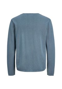 Pull à manches longues, bleu poussière uni, vu de dos avec un col rond simple et sans motifs ni logos visibles.