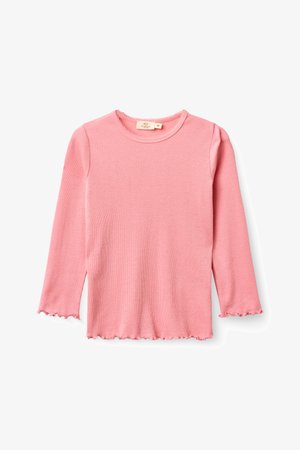 Langarm roze geribd gebreid shirt met geribbelde zoom op de mouwen, zoom en ronde hals, plat gelegd op een witte achtergrond.