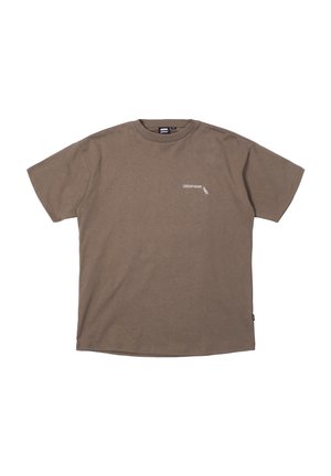 Braunes Baumwoll-T-Shirt mit kurzen Ärmeln, Rundhalsausschnitt und einem kleinen weißen Aufdruck-Logo auf der linken Vorderseite. Weicher Stoff.