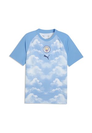 Lyseblå Manchester City fodboldtrøje med himmel- og skydekor, Puma-logo og klubmærke på brystet.